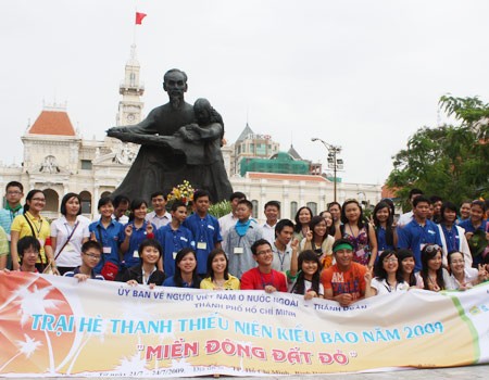 Overseas Vietnamese students join the Summer Camp in 2009. (Photo:Vnpress.net) Overseas Vietnamese students join the Summer Camp in 2009. (Photo:Vnpress.net)